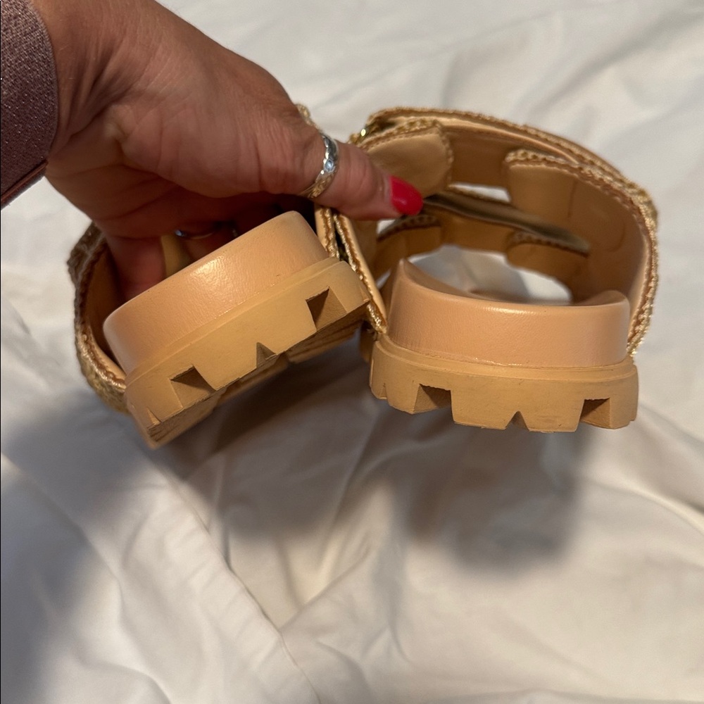 Prada Tan braided raffia Slide Sandals 7 - Picture 14 of 17